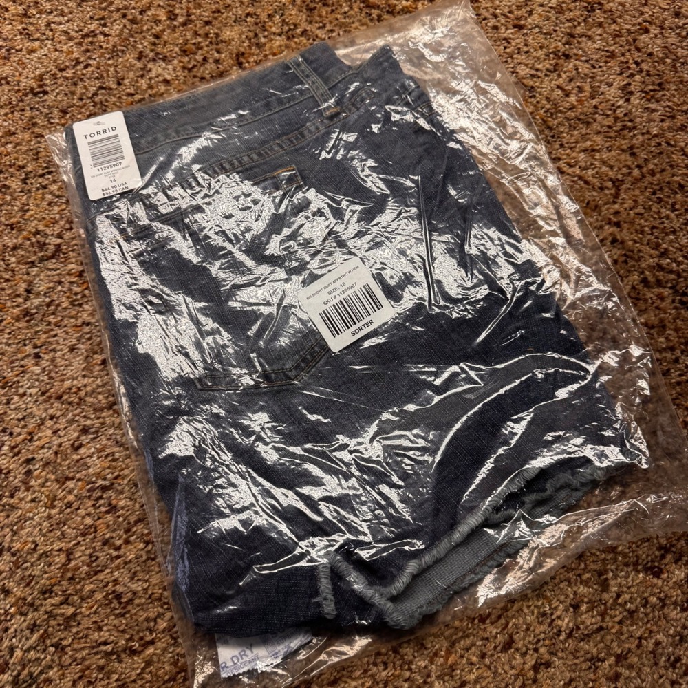 Torrid Womens Blue Denim Shorts 5 Inch Inseam Raw‎ Hem Size 16 NWT 11295907